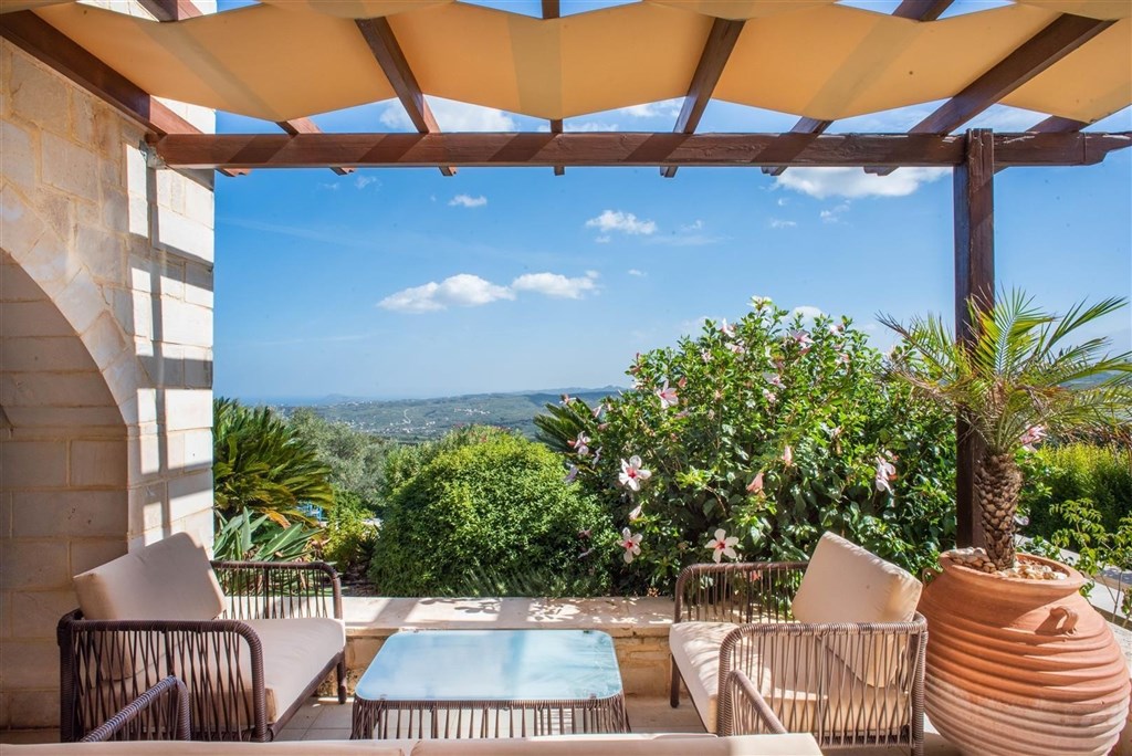 na-prodej-kamenna-vila-s-vyhledy-na-more-a-hory-kreta-recko