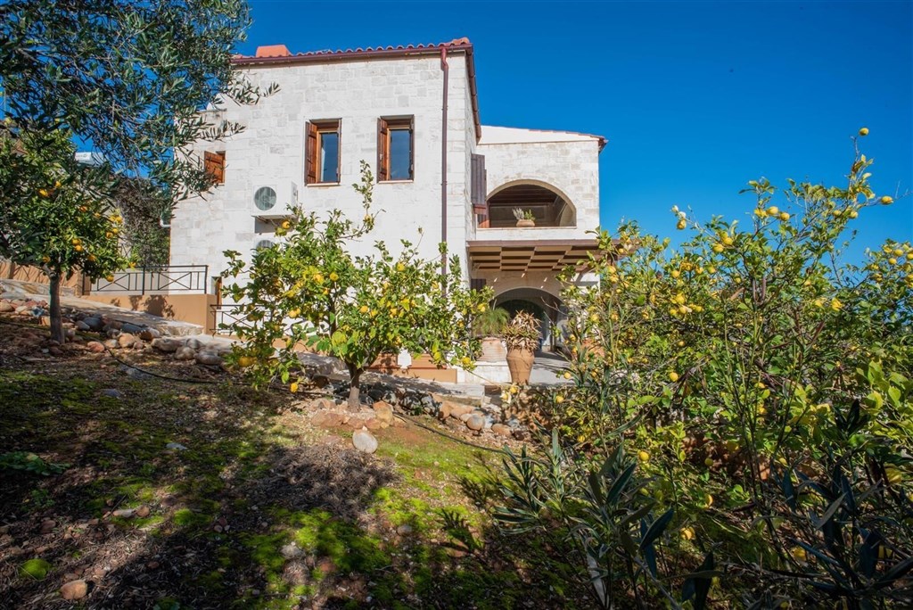 na-prodej-kamenna-vila-s-vyhledy-na-more-a-hory-kreta-recko
