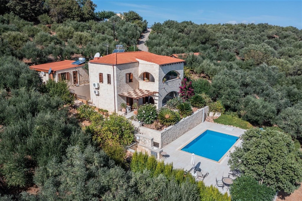 na-prodej-kamenna-vila-s-vyhledy-na-more-a-hory-kreta-recko