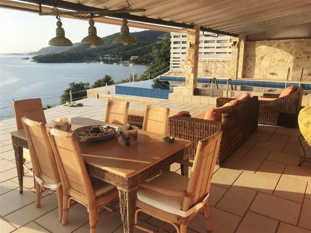 fantasticka-vila-s-bazenem-a-vyhledem-na-more-epeiros-recko