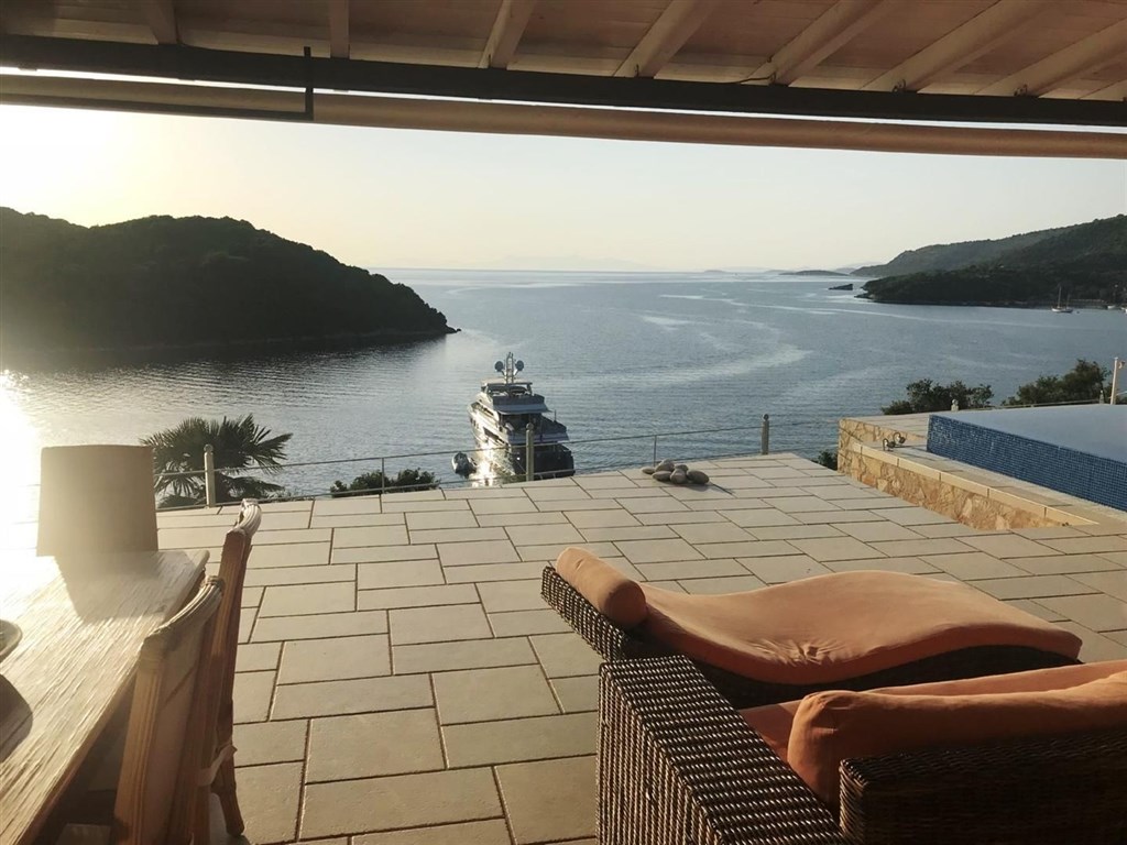 fantasticka-vila-s-bazenem-a-vyhledem-na-more-epeiros-recko