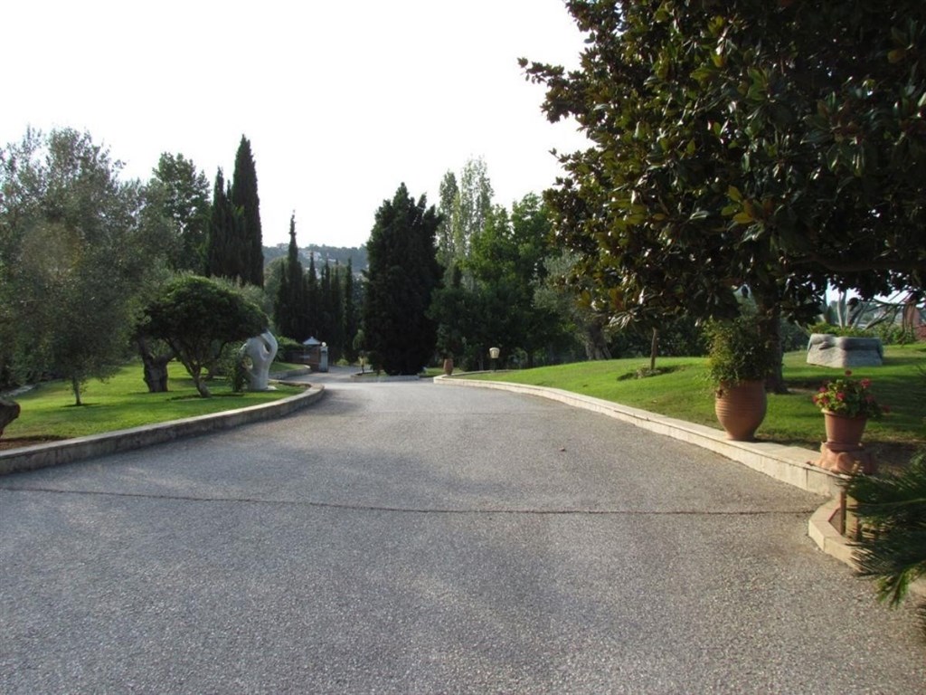 na-prodej-vila-s-krasnou-zahradou-nedaleko-more-chalkidiki-recko