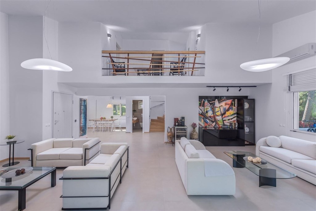 elegantni-a-moderni-vila-s-bazenem-a-zahradou-chalkidiki-recko