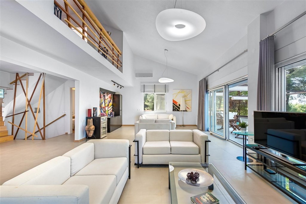 elegantni-a-moderni-vila-s-bazenem-a-zahradou-chalkidiki-recko