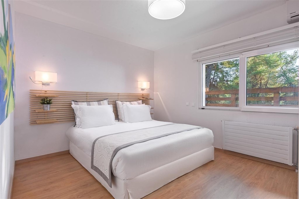 elegantni-a-moderni-vila-s-bazenem-a-zahradou-chalkidiki-recko