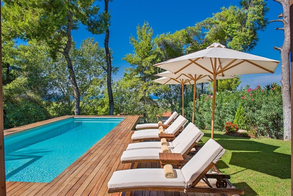 elegantni-a-moderni-vila-s-bazenem-a-zahradou-chalkidiki-recko