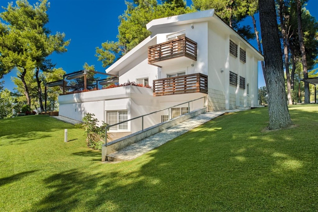 elegantni-a-moderni-vila-s-bazenem-a-zahradou-chalkidiki-recko