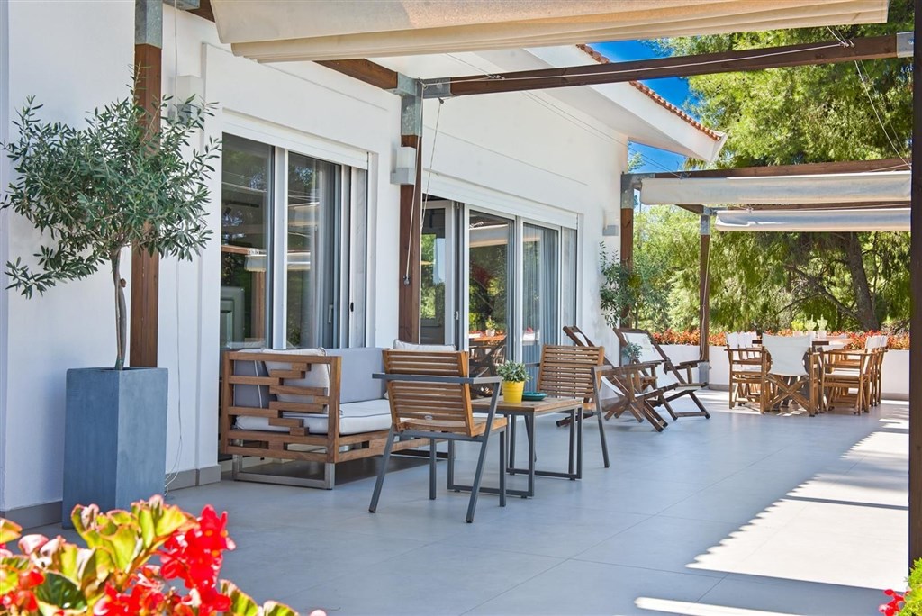 elegantni-a-moderni-vila-s-bazenem-a-zahradou-chalkidiki-recko