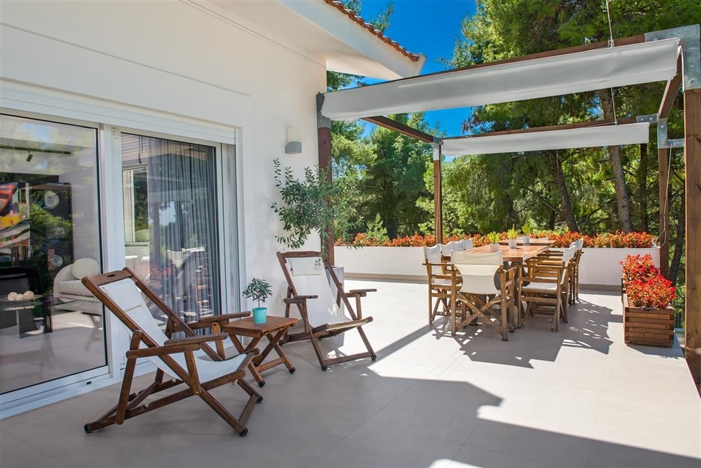 elegantni-a-moderni-vila-s-bazenem-a-zahradou-chalkidiki-recko