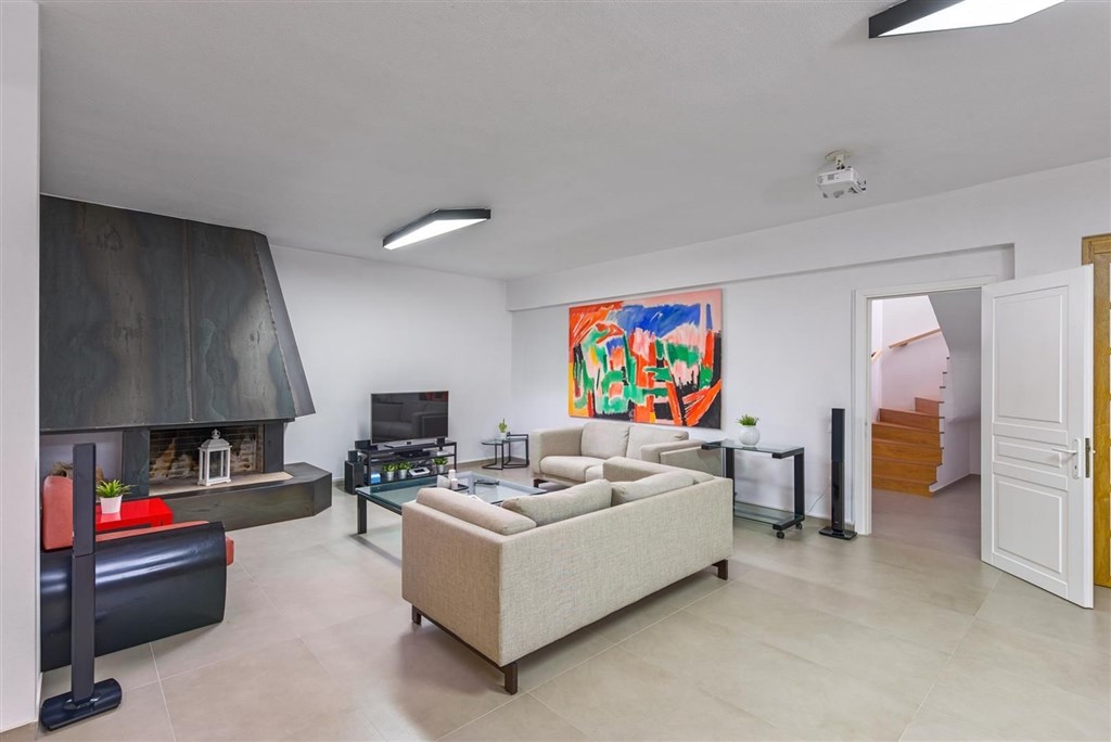 elegantni-a-moderni-vila-s-bazenem-a-zahradou-chalkidiki-recko