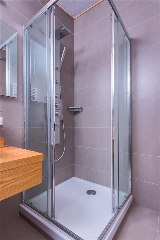 elegantni-a-moderni-vila-s-bazenem-a-zahradou-chalkidiki-recko