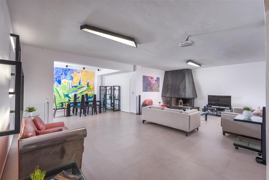 elegantni-a-moderni-vila-s-bazenem-a-zahradou-chalkidiki-recko