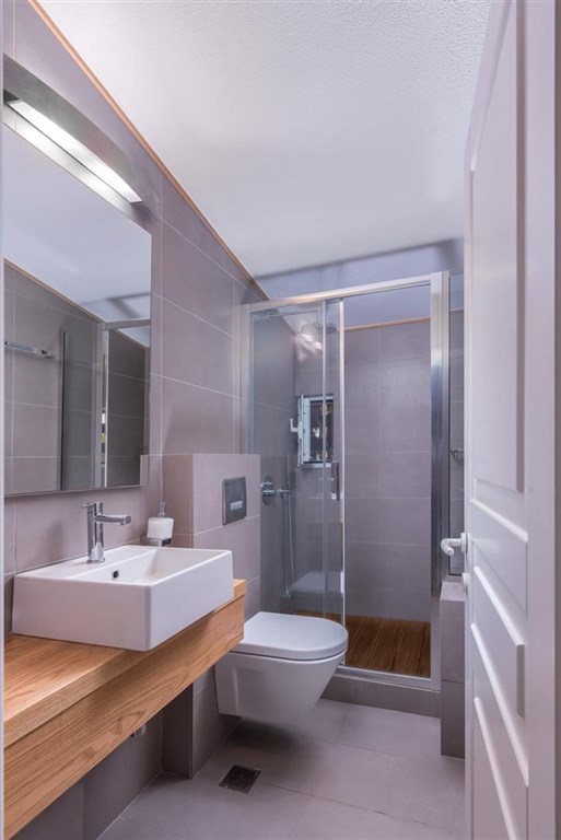 elegantni-a-moderni-vila-s-bazenem-a-zahradou-chalkidiki-recko