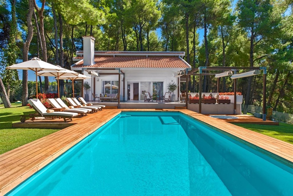 elegantni-a-moderni-vila-s-bazenem-a-zahradou-chalkidiki-recko