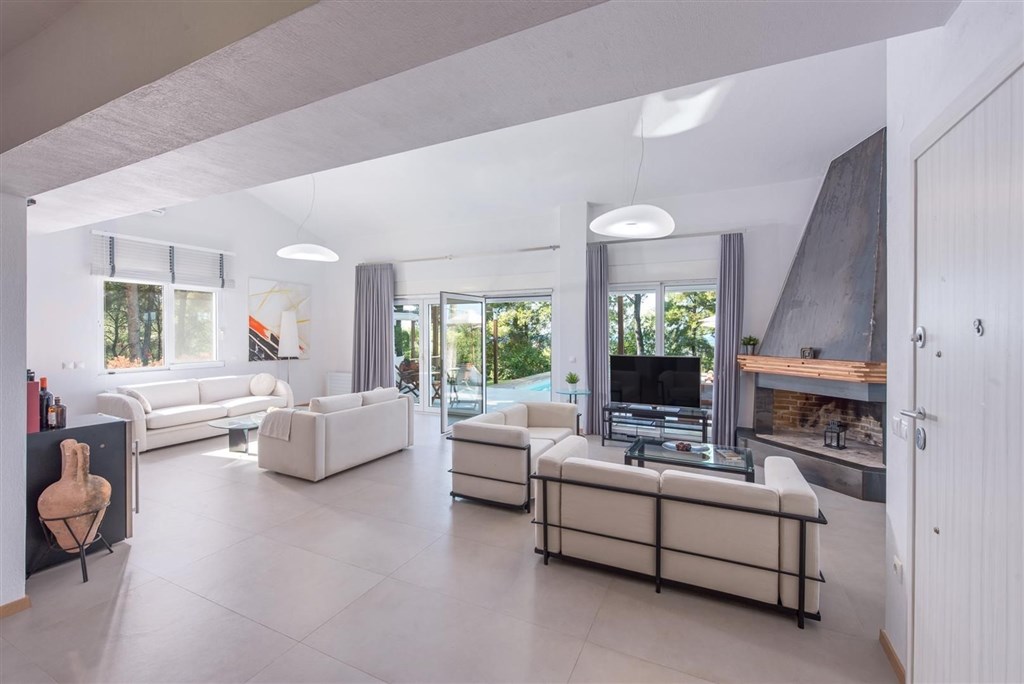 elegantni-a-moderni-vila-s-bazenem-a-zahradou-chalkidiki-recko