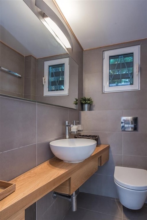 elegantni-a-moderni-vila-s-bazenem-a-zahradou-chalkidiki-recko