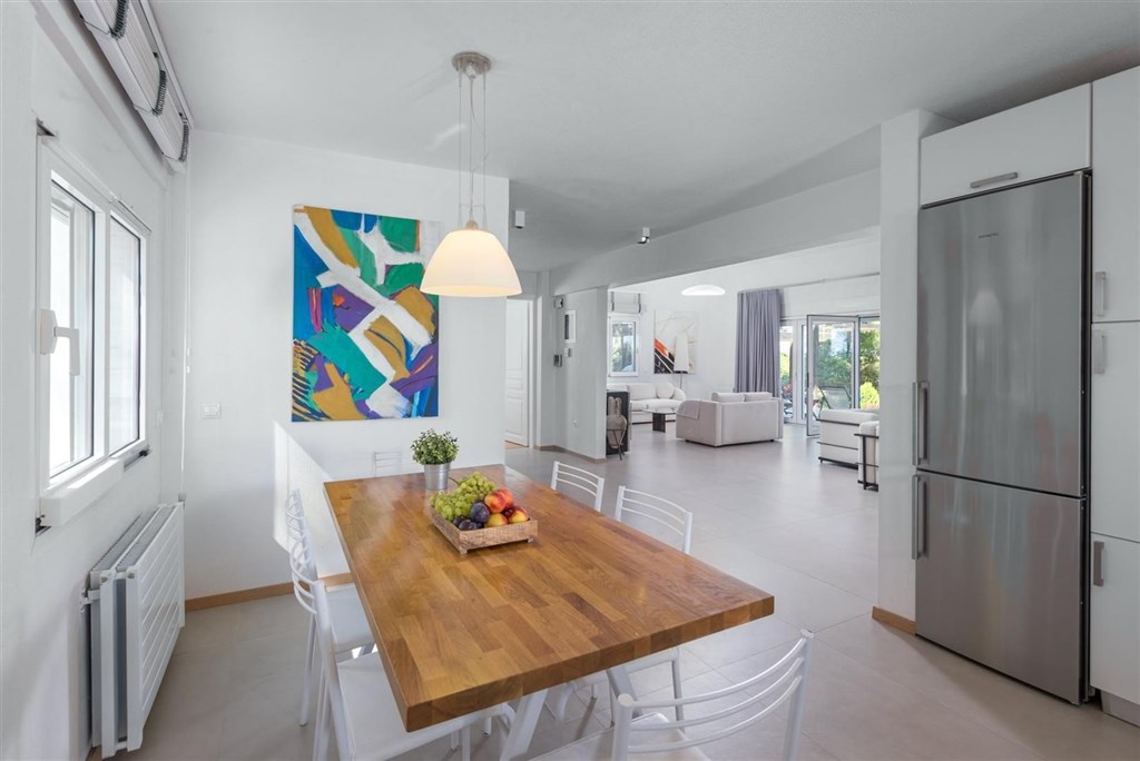 elegantni-a-moderni-vila-s-bazenem-a-zahradou-chalkidiki-recko