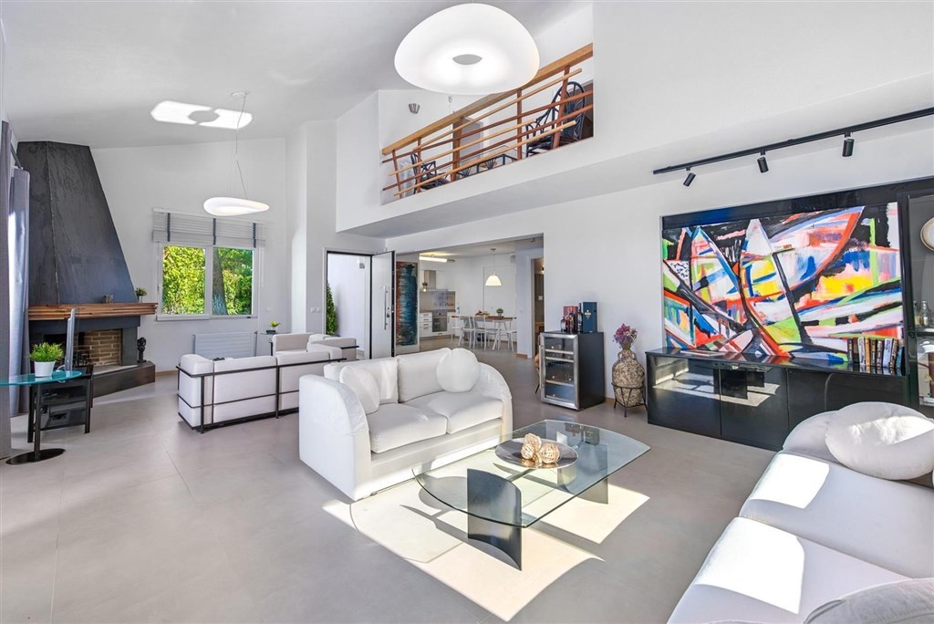 elegantni-a-moderni-vila-s-bazenem-a-zahradou-chalkidiki-recko