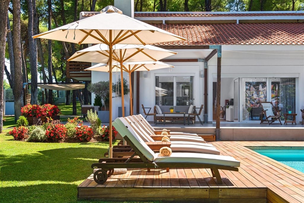 elegantni-a-moderni-vila-s-bazenem-a-zahradou-chalkidiki-recko