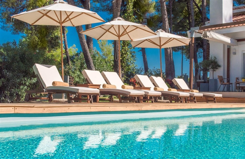 elegantni-a-moderni-vila-s-bazenem-a-zahradou-chalkidiki-recko