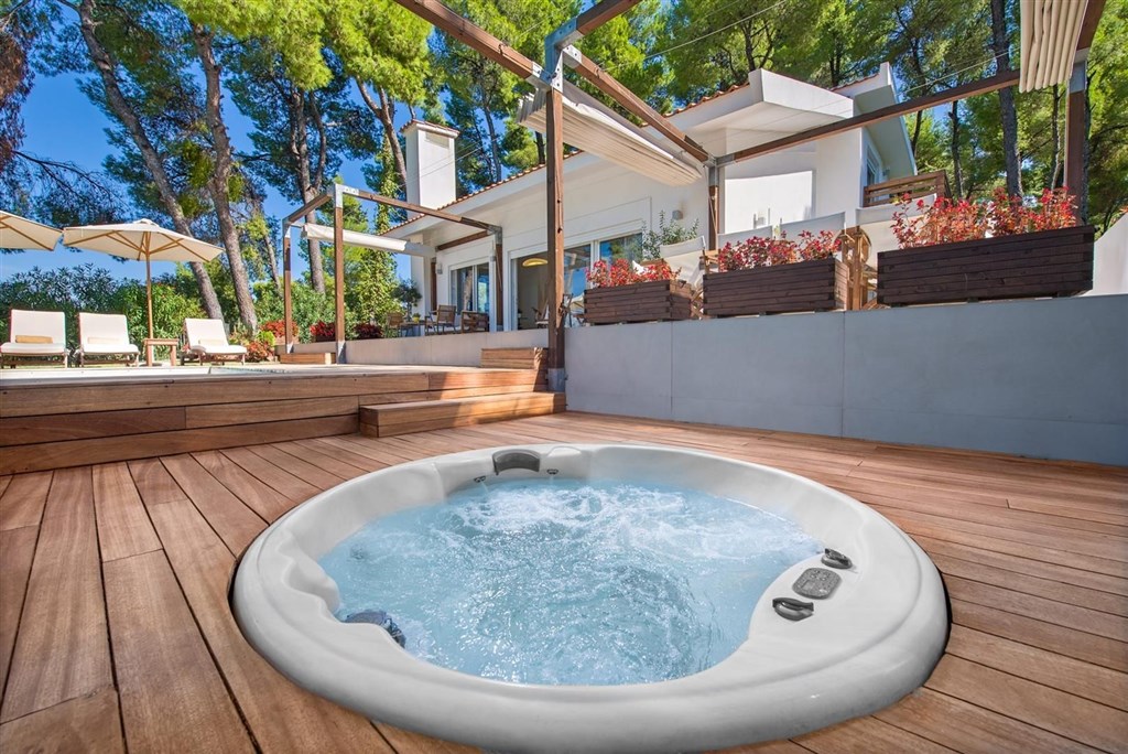 elegantni-a-moderni-vila-s-bazenem-a-zahradou-chalkidiki-recko