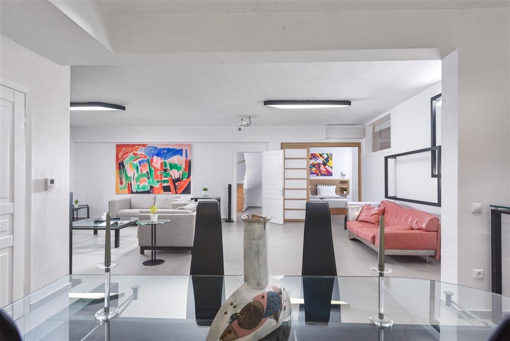 elegantni-a-moderni-vila-s-bazenem-a-zahradou-chalkidiki-recko