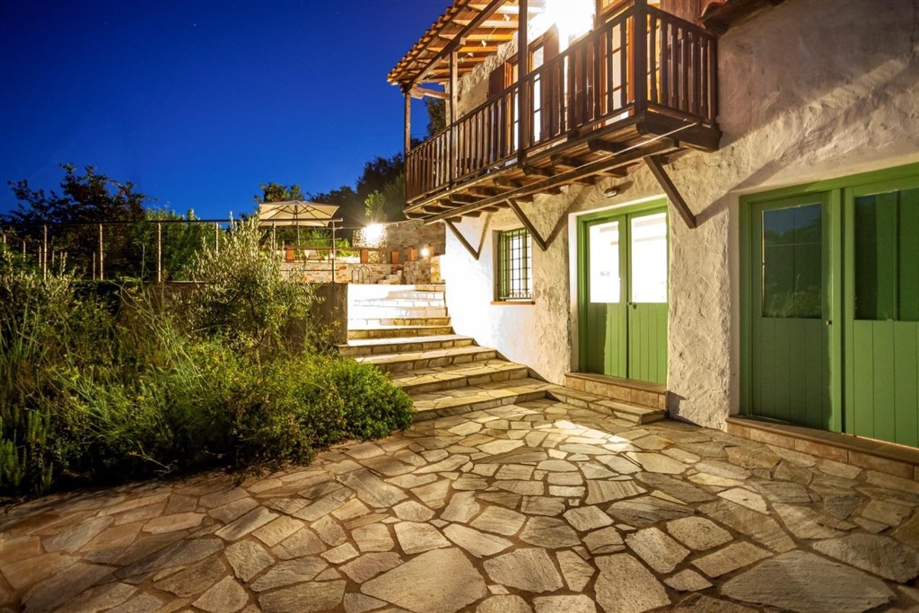 na-prodej-komplex-vila-a-studio-s-vyhledem-na-more-skopelos-recko