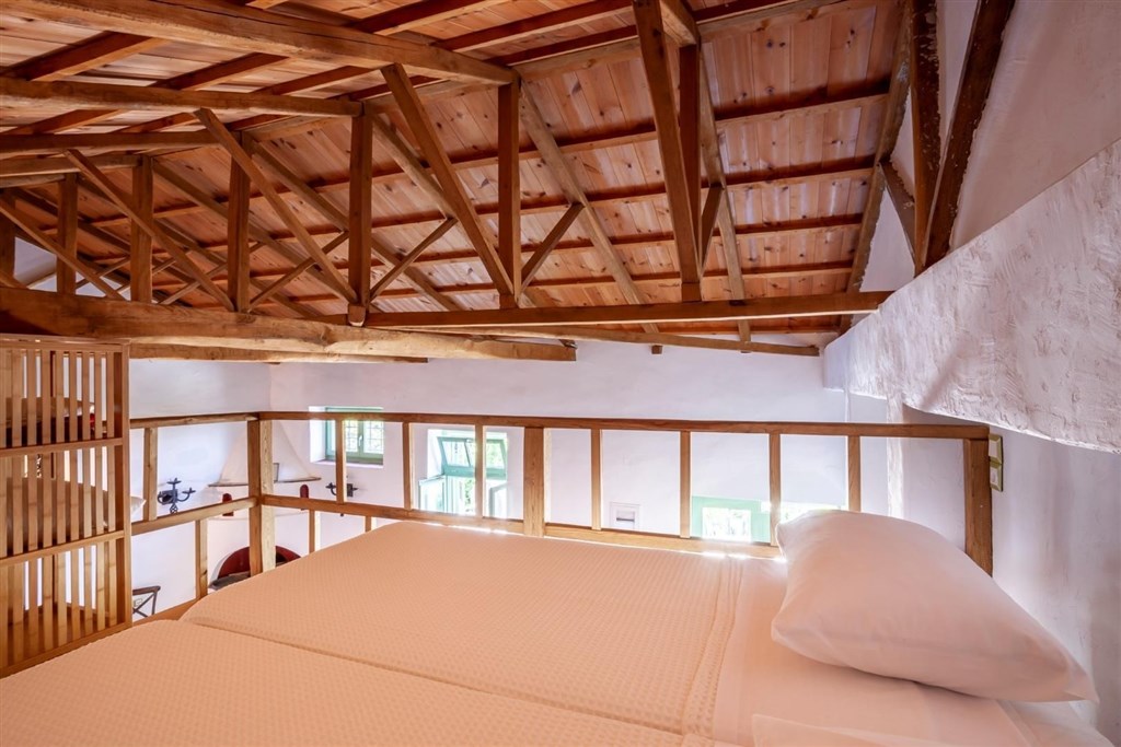 na-prodej-komplex-vila-a-studio-s-vyhledem-na-more-skopelos-recko