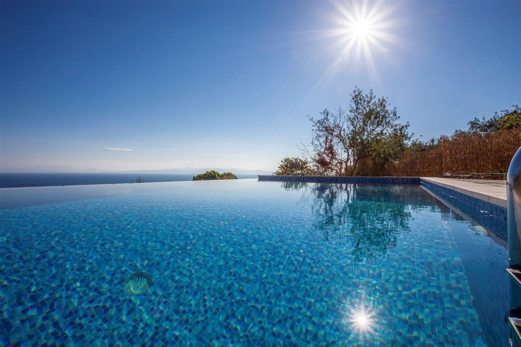 na-prodej-komplex-vila-a-studio-s-vyhledem-na-more-skopelos-recko