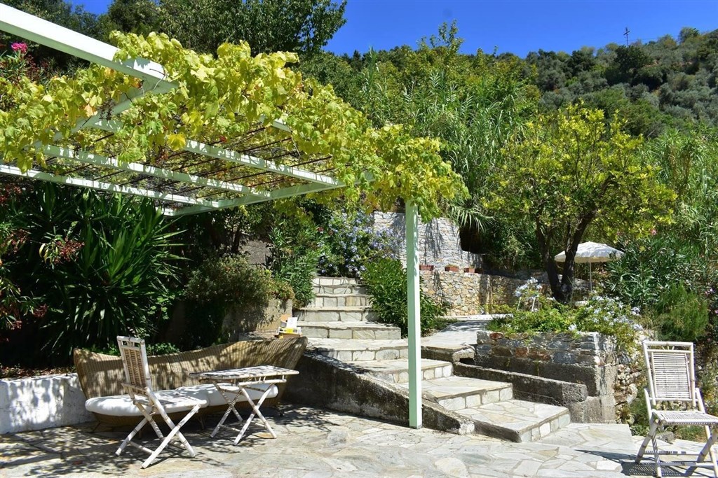 na-prodej-komplex-vila-a-studio-s-vyhledem-na-more-skopelos-recko