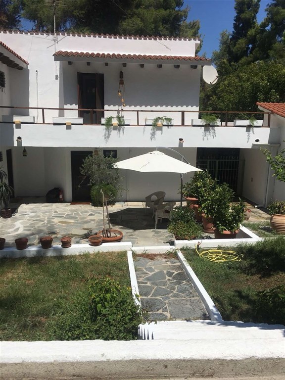 utulna-rodinna-vila-mezi-borovicemi-a-se-zahradou-blizko-more-chalkidiki-recko