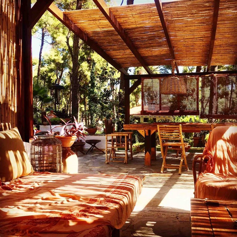 utulna-rodinna-vila-mezi-borovicemi-a-se-zahradou-blizko-more-chalkidiki-recko