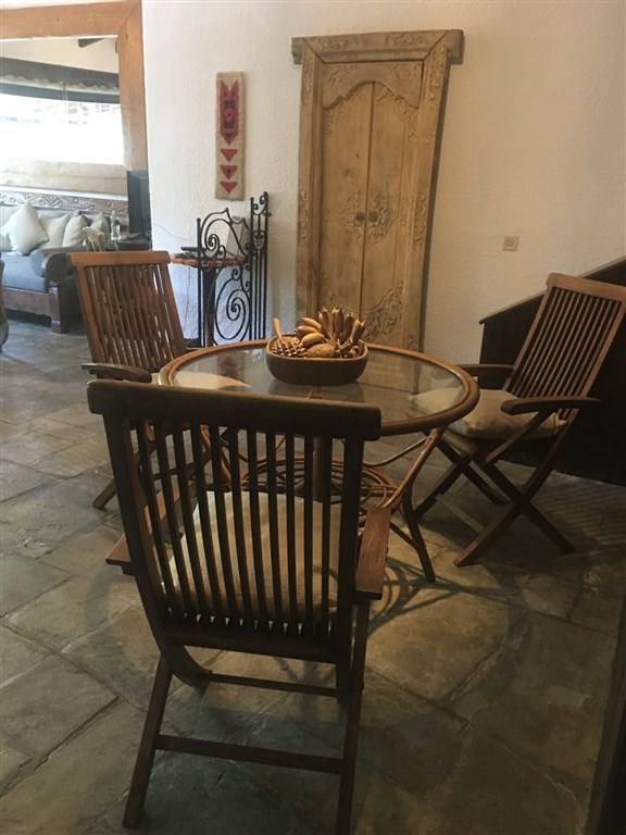 utulna-rodinna-vila-mezi-borovicemi-a-se-zahradou-blizko-more-chalkidiki-recko