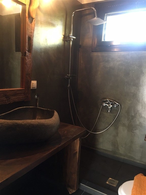 utulna-rodinna-vila-mezi-borovicemi-a-se-zahradou-blizko-more-chalkidiki-recko