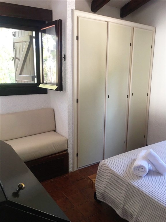 utulna-rodinna-vila-mezi-borovicemi-a-se-zahradou-blizko-more-chalkidiki-recko