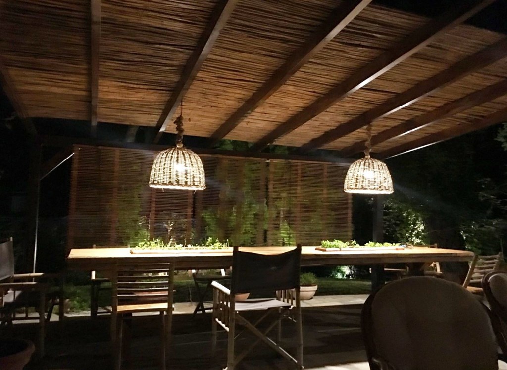 utulna-rodinna-vila-mezi-borovicemi-a-se-zahradou-blizko-more-chalkidiki-recko