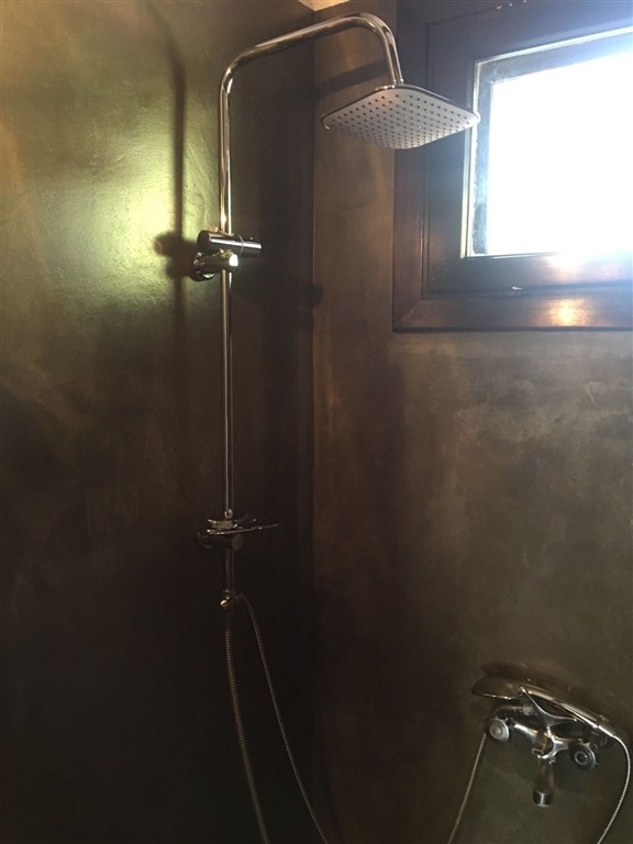 utulna-rodinna-vila-mezi-borovicemi-a-se-zahradou-blizko-more-chalkidiki-recko