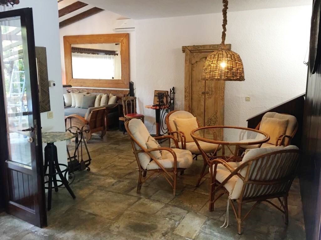 utulna-rodinna-vila-mezi-borovicemi-a-se-zahradou-blizko-more-chalkidiki-recko