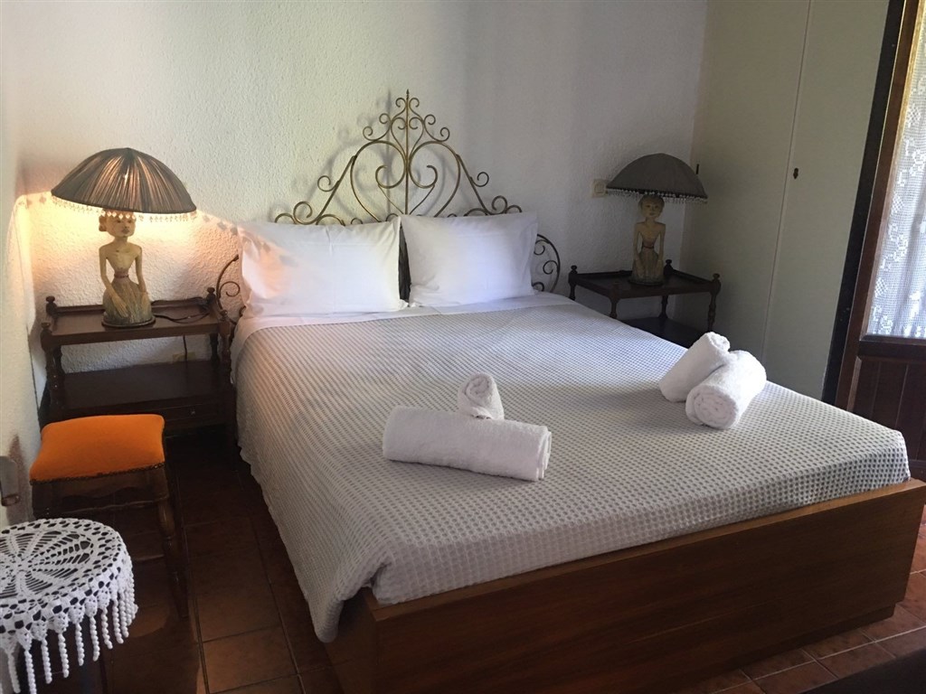 utulna-rodinna-vila-mezi-borovicemi-a-se-zahradou-blizko-more-chalkidiki-recko