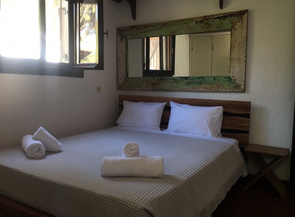 utulna-rodinna-vila-mezi-borovicemi-a-se-zahradou-blizko-more-chalkidiki-recko