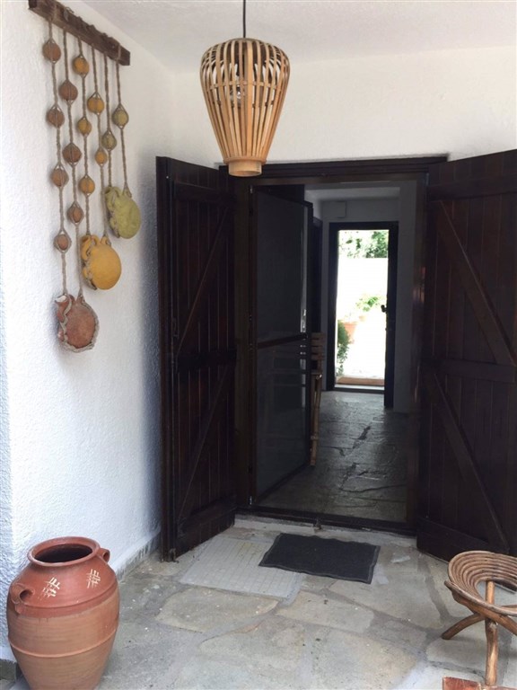 utulna-rodinna-vila-mezi-borovicemi-a-se-zahradou-blizko-more-chalkidiki-recko