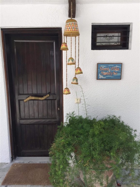 utulna-rodinna-vila-mezi-borovicemi-a-se-zahradou-blizko-more-chalkidiki-recko