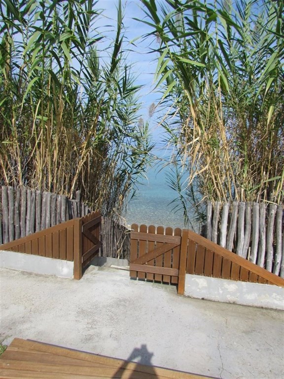 elegantni-radovy-dum-u-more-na-chalkidiki-recko