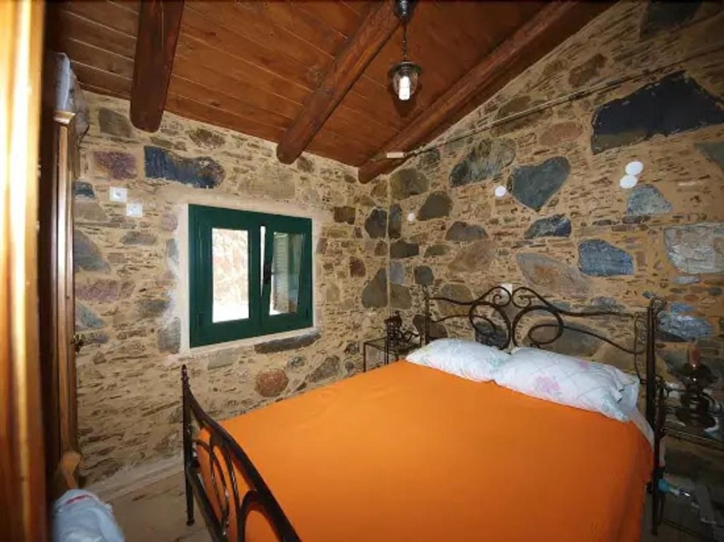 na-prodej-tradicni-kamenna-vila-s-vyhledem-na-more-kreta-recko