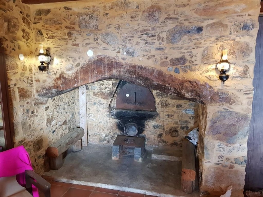 na-prodej-tradicni-kamenna-vila-s-vyhledem-na-more-kreta-recko