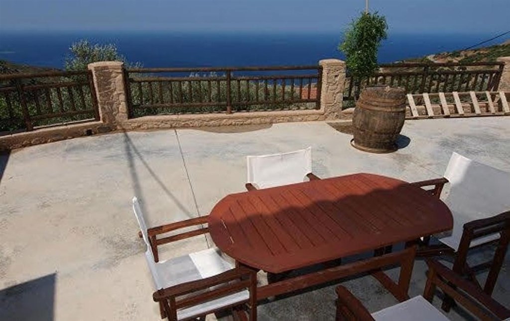 na-prodej-tradicni-kamenna-vila-s-vyhledem-na-more-kreta-recko