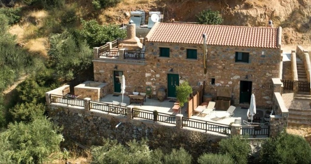 na-prodej-tradicni-kamenna-vila-s-vyhledem-na-more-kreta-recko