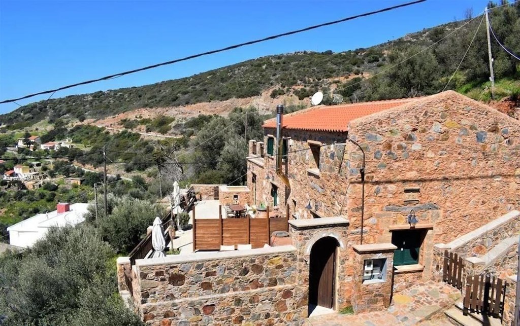 na-prodej-tradicni-kamenna-vila-s-vyhledem-na-more-kreta-recko