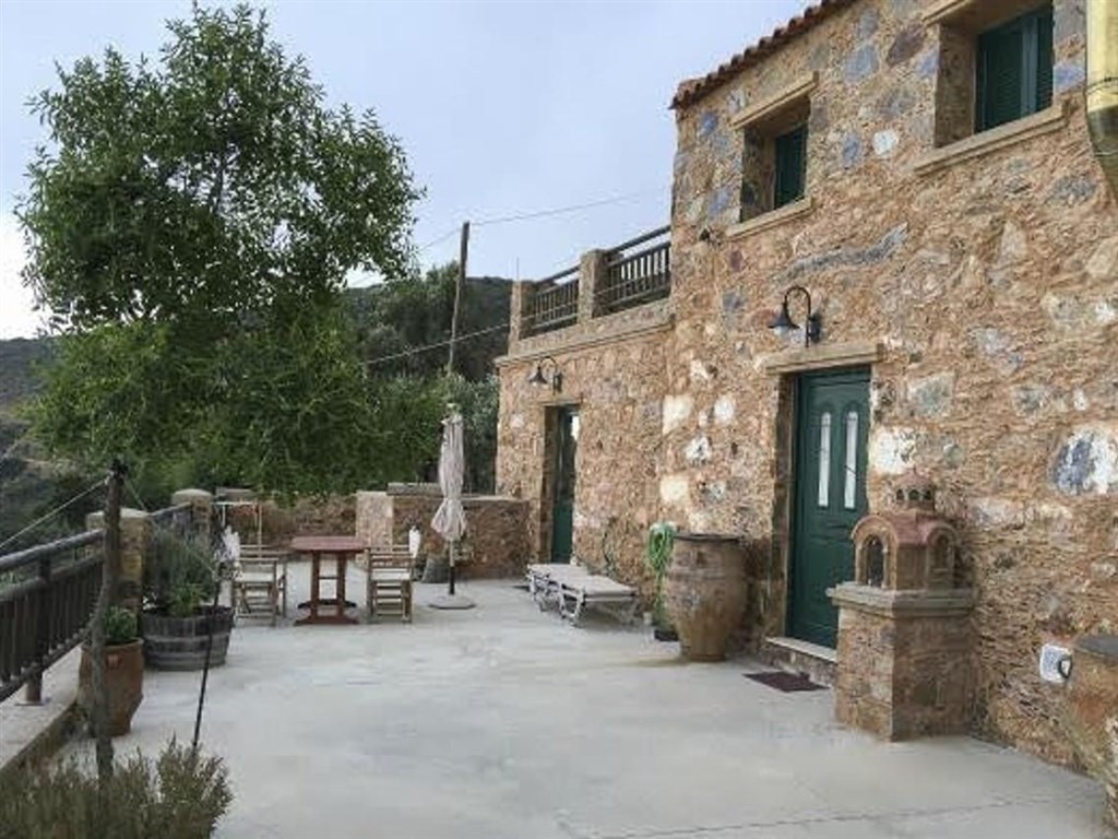 na-prodej-tradicni-kamenna-vila-s-vyhledem-na-more-kreta-recko