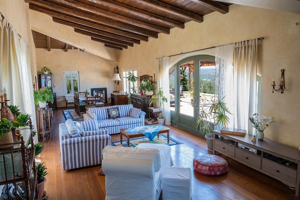 na-prodej-velka-rustikalni-vila-s-vyhledem-na-more-kreta-recko